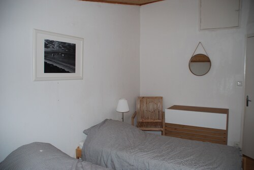 Bel appartement (type maison)avec terrasse port de la Flotte(plages, commerces.)