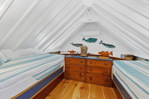 Old Village - Mill Pond Artist Cottage! Walk to Town & Beach!