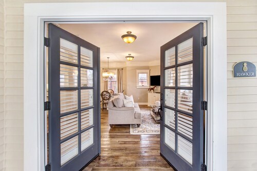 Brand New 2 Bedroom Master Suites with Chefs Kitchen Steps to Sonoma Plaza