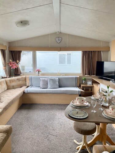 Stunning 2-bed Sleeps 6 Caravan in Felixstow