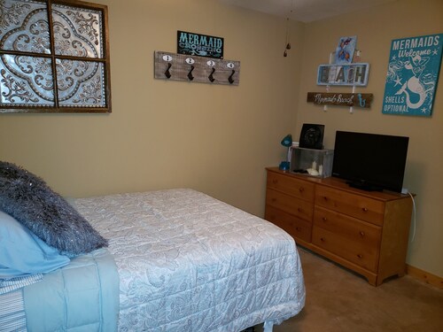 Beautiful cottage tucked away at Diamond lake with a salt water hot tub.