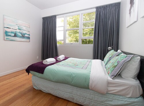 THE NEW YORK LOFT - IN THE HEART OF INGLEWOOD: 3 BR, 1 BA Apartment in Inglewood, Sleeps 6