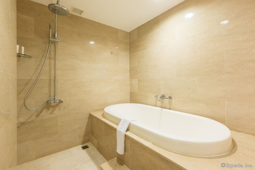 Deep Soaking Bathtub