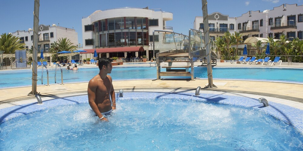 Bañera de hidromasaje al aire libre