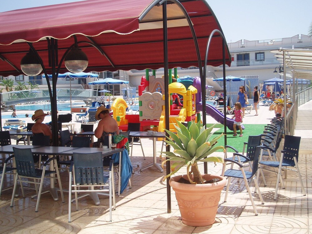 Bar junto a la piscina
