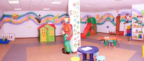 Zona de juegos infantil cubierta