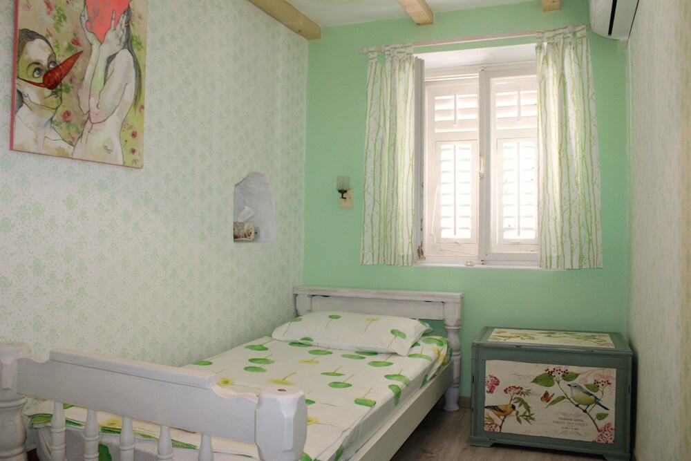 Comfort Apartment, 4 Bedrooms, Balcony - Guestroom