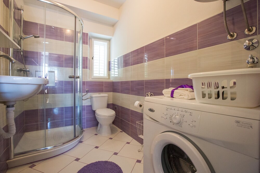 Comfort Apartment, 4 Bedrooms, Balcony - Bathroom
