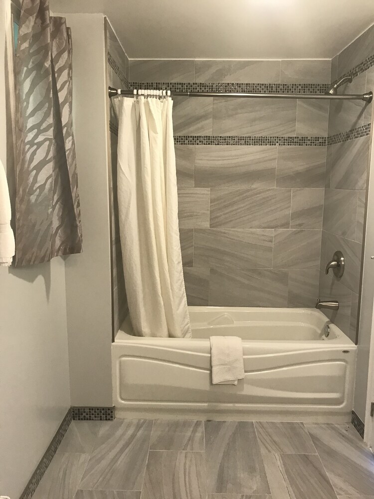 Deep Soaking Bathtub