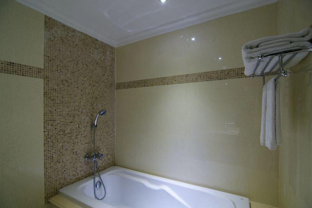 Deep Soaking Bathtub