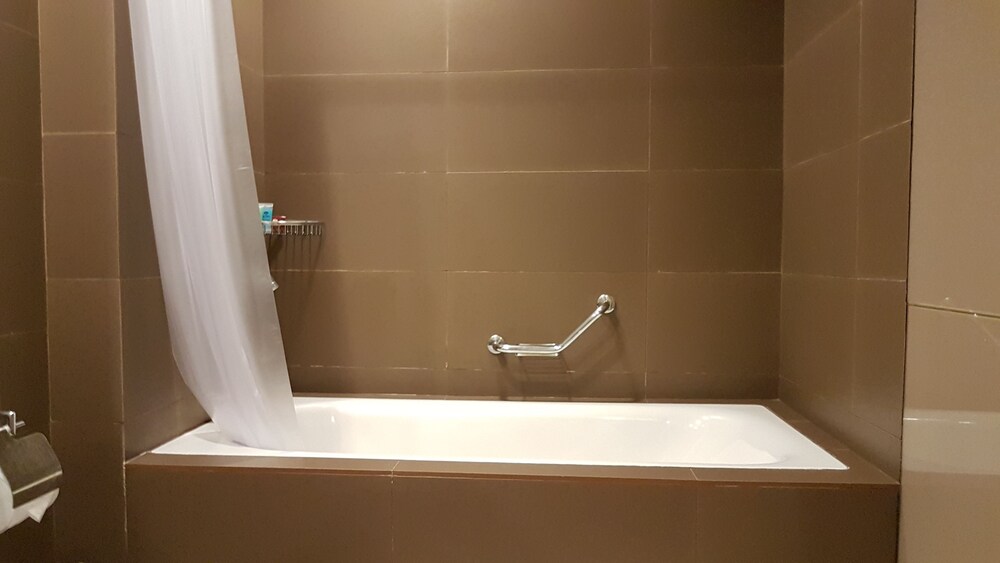 Deep Soaking Bathtub