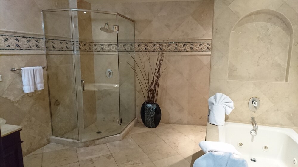 Premium Condo, 2 Bedrooms - Bathroom