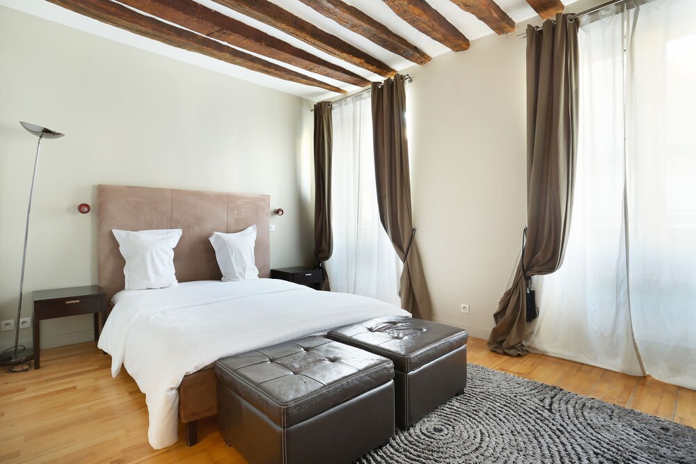 Grand Apartment (Standing) - Guestroom