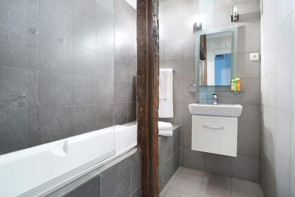 Grand Apartment (Standing) - Guestroom
