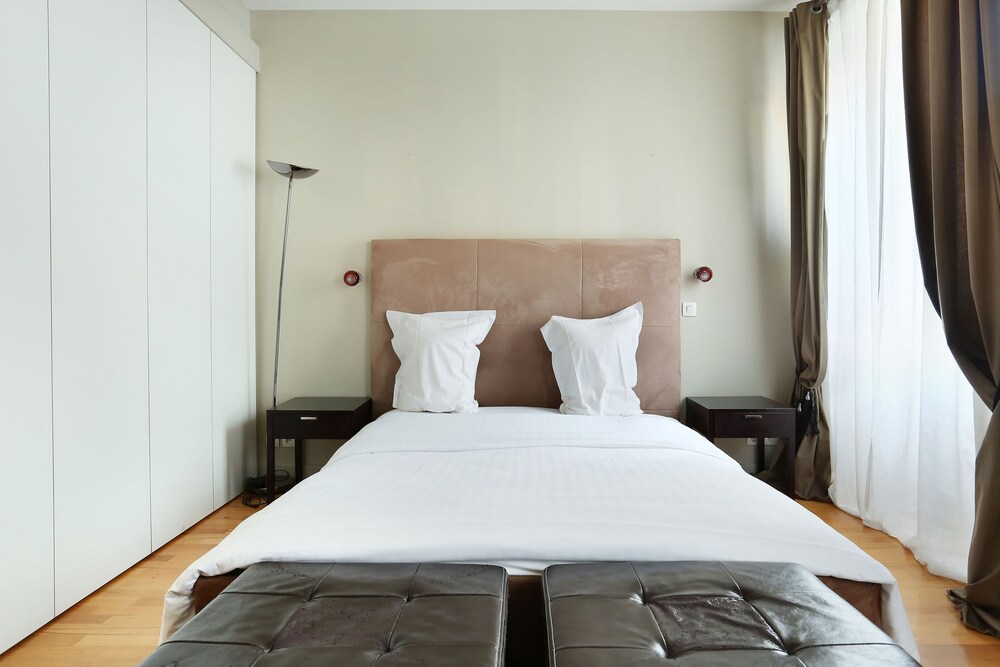 Grand Apartment (Standing) - Guestroom