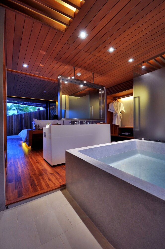 Deep Soaking Bathtub