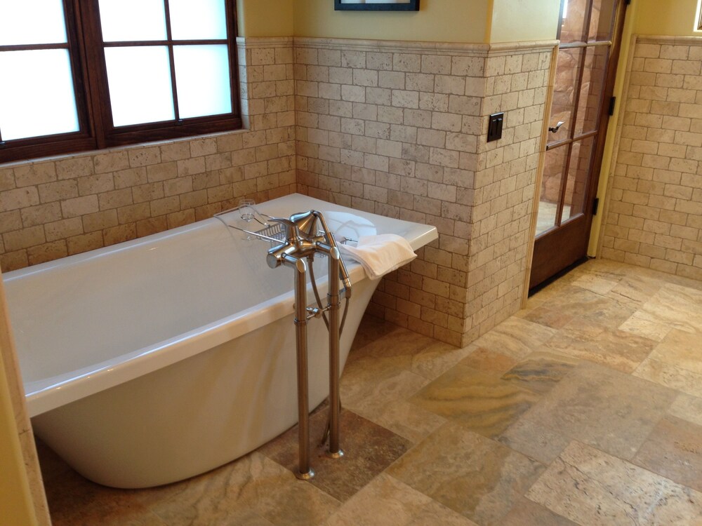 Deep Soaking Bathtub
