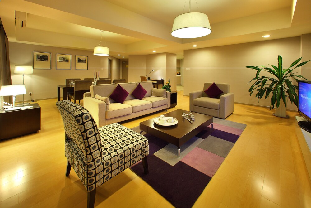 Three-Bedroom Deluxe(Including Three Breakfasts) - Living Area