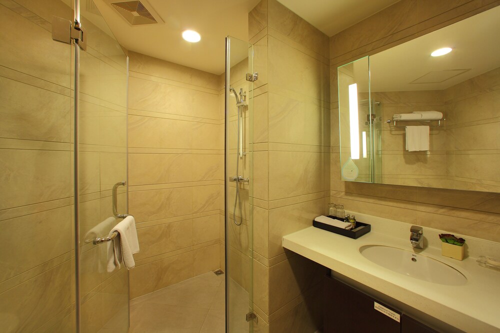 Two-Bedroom Deluxe(Including Two Breakfasts) - Bathroom