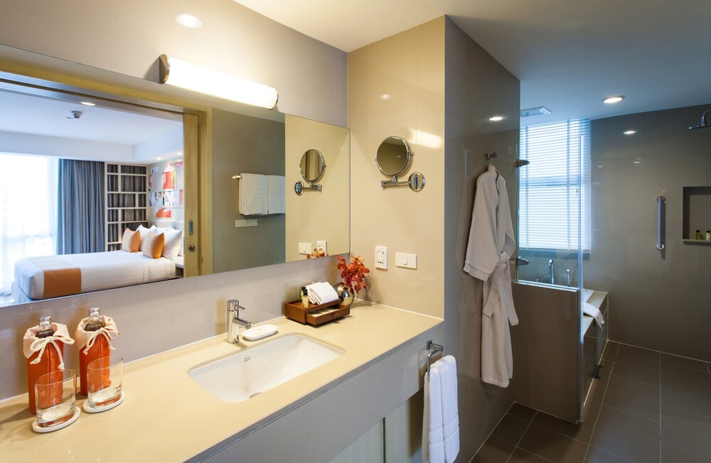 Suite, 1 Bedroom, Corner - Bathroom