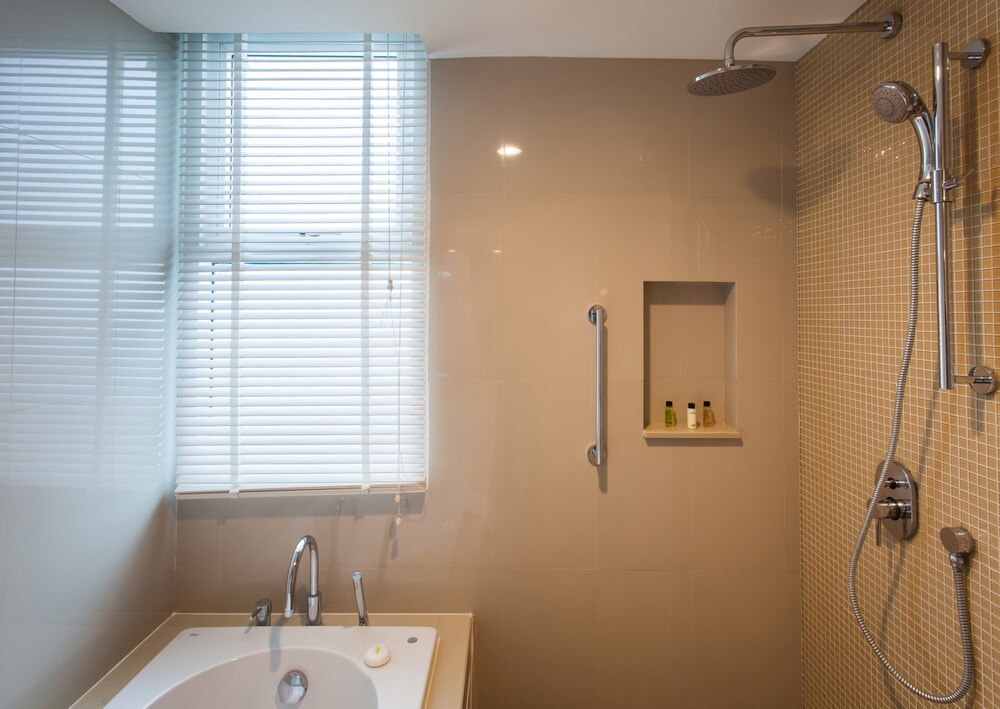 Suite, 1 Bedroom, Corner - Bathroom