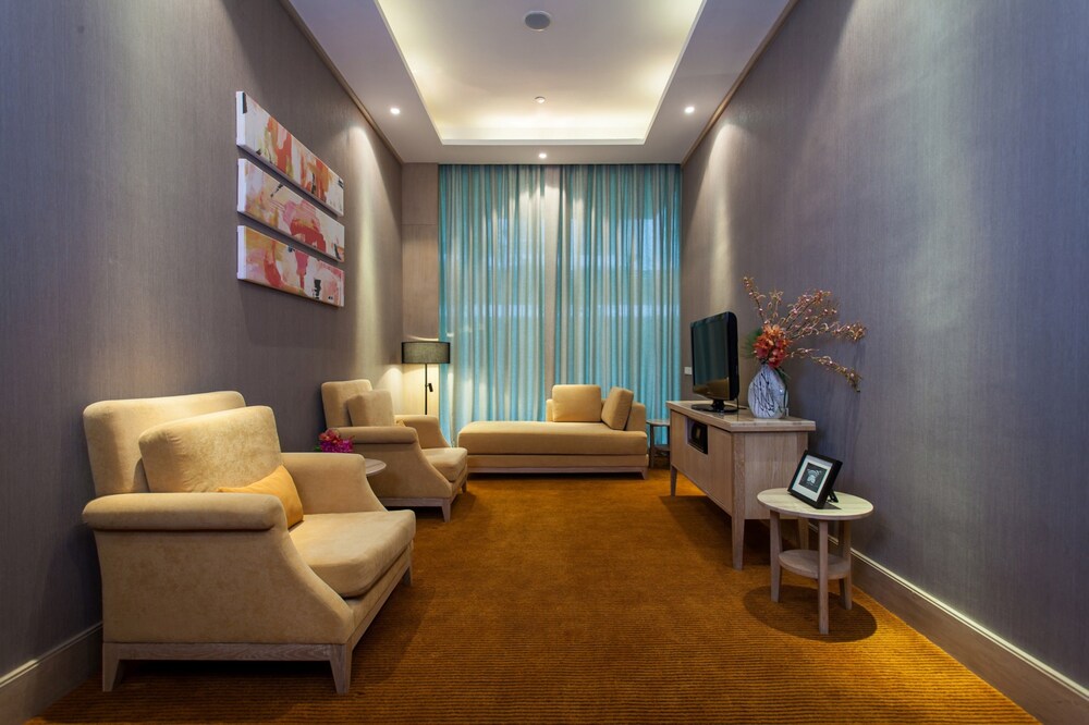 Suite, 3 Bedrooms - Living Room
