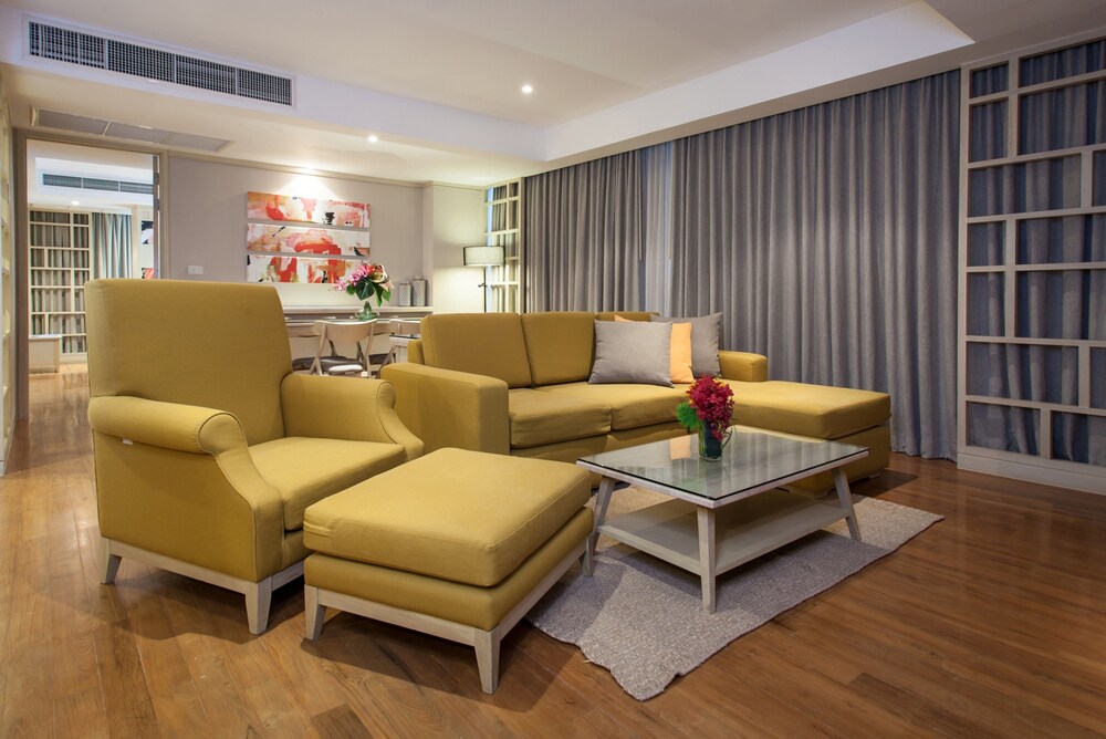 Suite, 1 Bedroom, Corner - Living Area