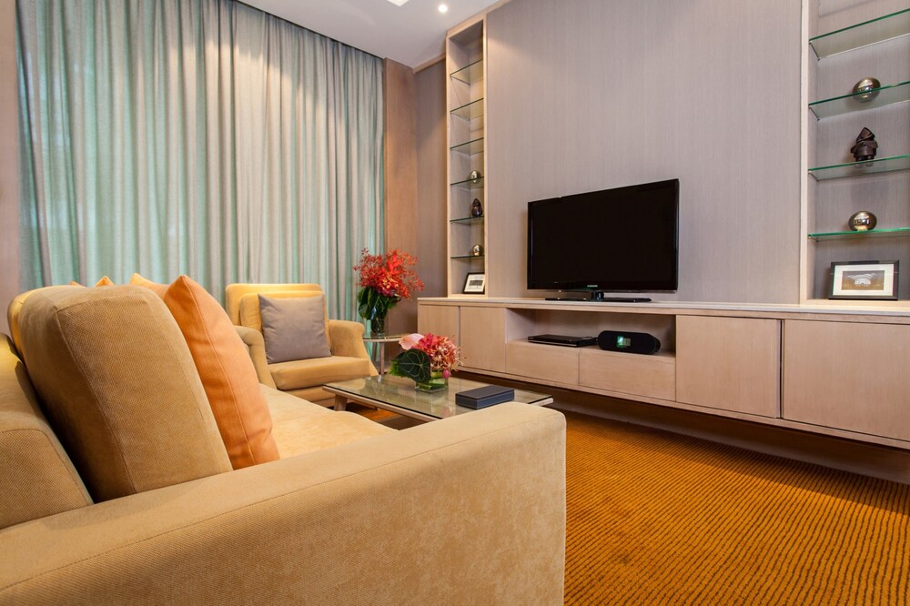 Suite, 3 Bedrooms - Living Area