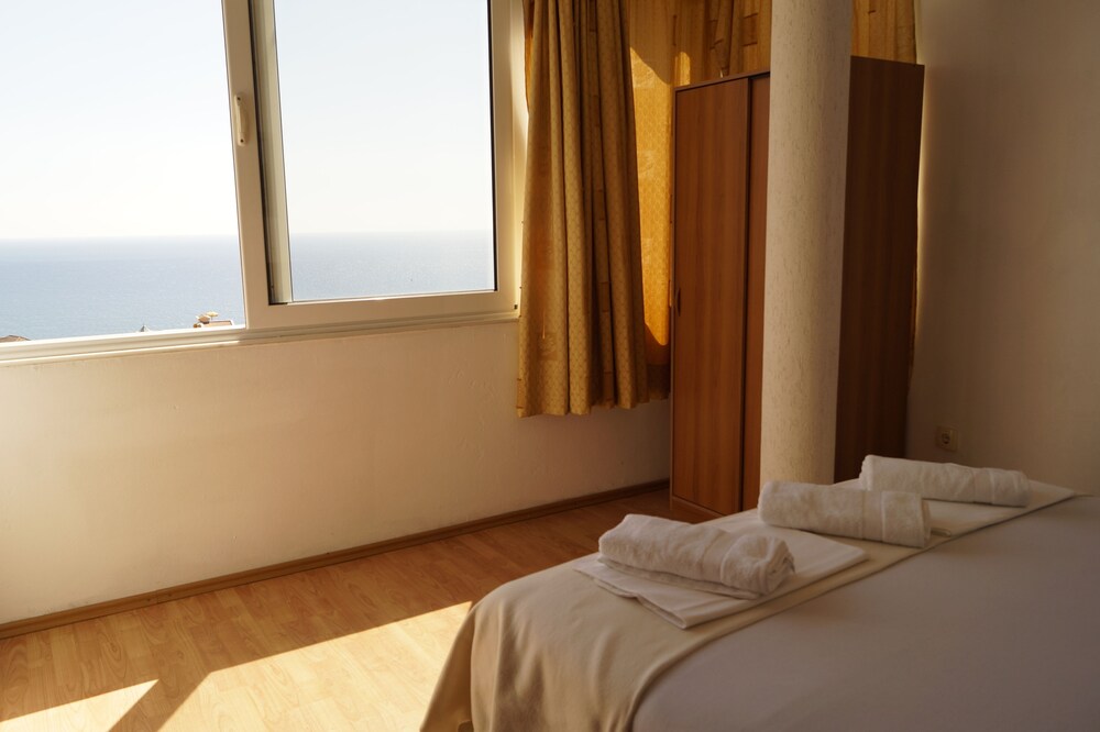 Apartment, 2 Bedrooms, Balcony, Sea View (5 Adults) - Guestroom