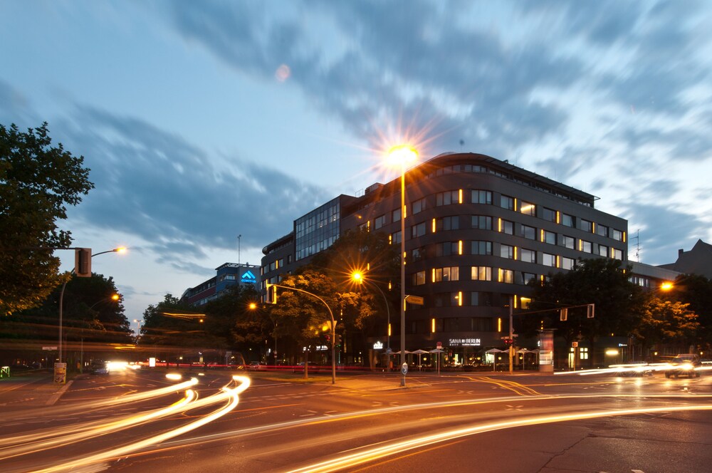 Hotelfassade am Abend/bei Nacht