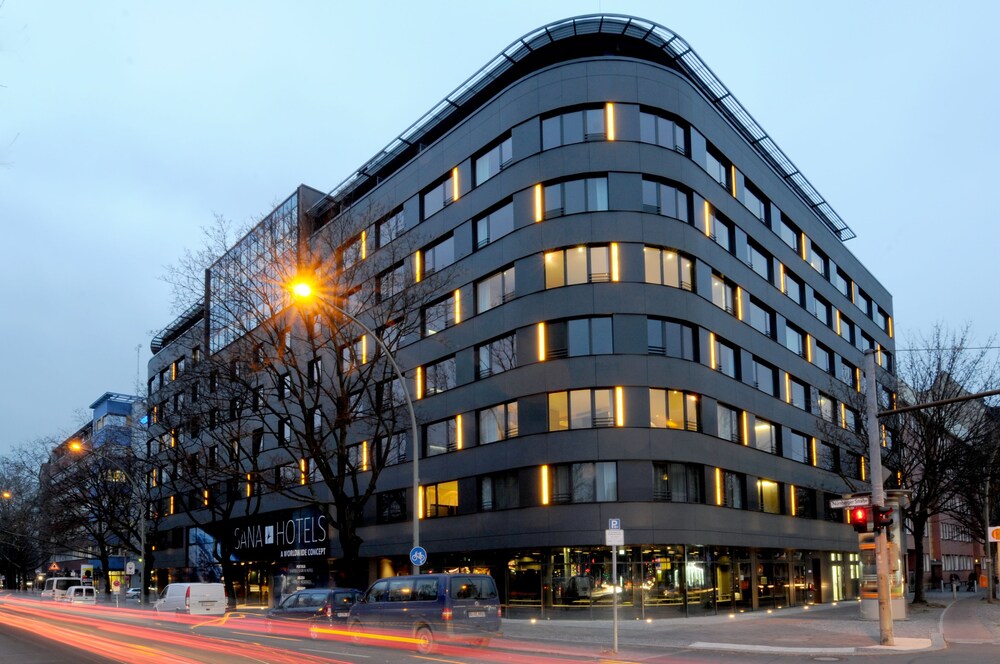 Hotelfassade am Abend/bei Nacht