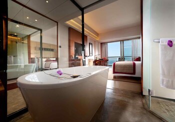 Deep Soaking Bathtub