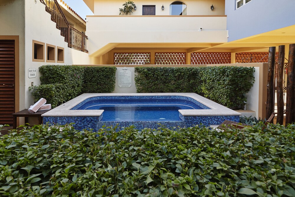 Outdoor spa tub, San Angel Suites