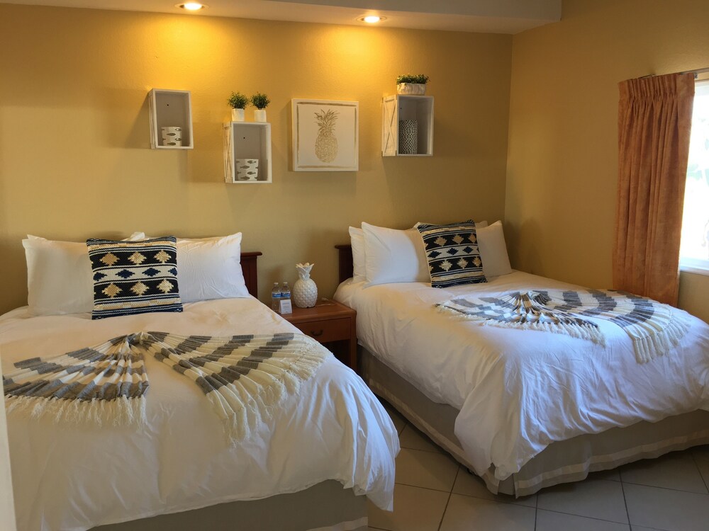 Luxury Villa, 2 Bedrooms, Kitchen, Beachfront - Guestroom