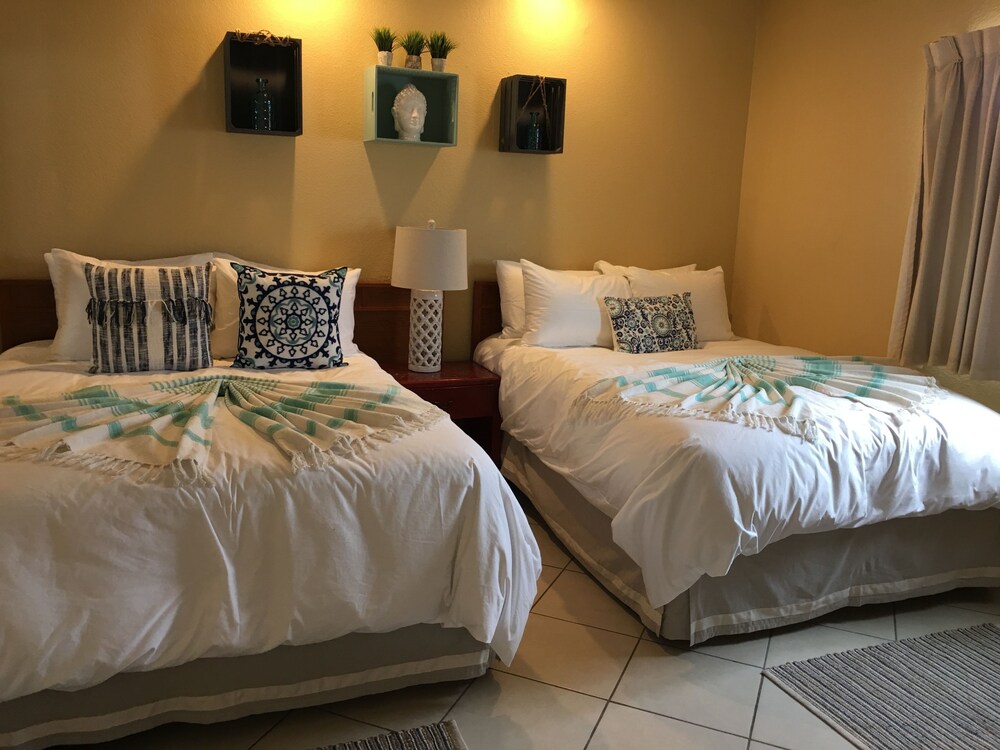 Luxury Villa, 2 Bedrooms, Kitchen, Beachfront - Guestroom