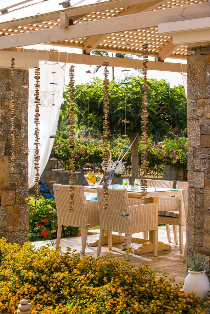 Poolside Bar