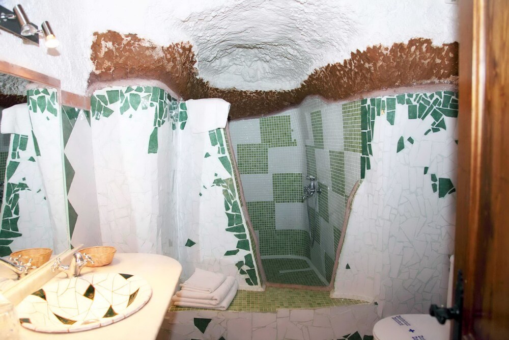 Duplex, 2 Bedrooms - Bathroom