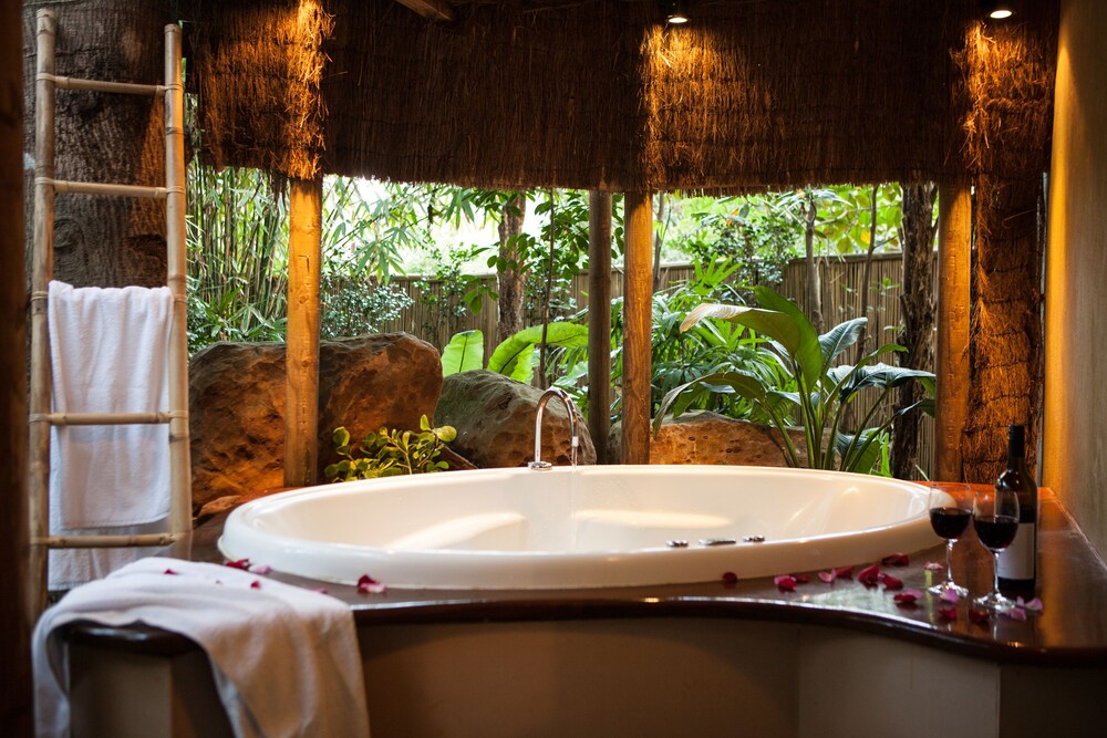 Deep Soaking Bathtub