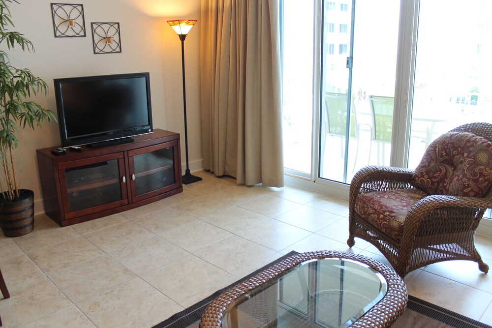 Condo, 1 Bedroom, 1 Bathroom Includes Free Seasonal Beach Service - Living Area