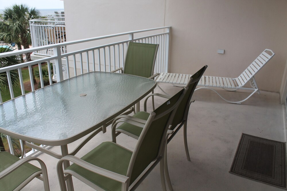 Condo, 1 Bedroom, 1 Bathroom Includes Free Seasonal Beach Service - Balcony