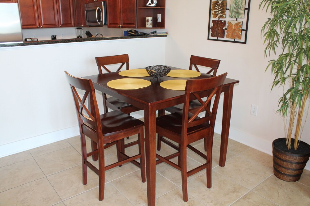 Condo, 1 Bedroom, 1 Bathroom Includes Free Seasonal Beach Service - In-Room Dining
