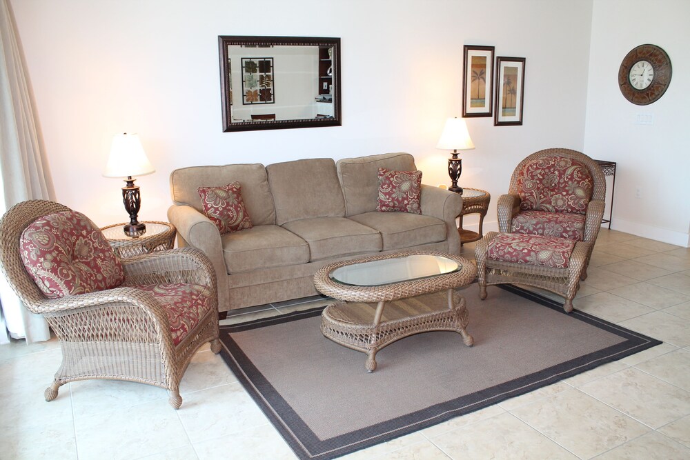 Condo, 1 Bedroom, 1 Bathroom Includes Free Seasonal Beach Service - Living Area