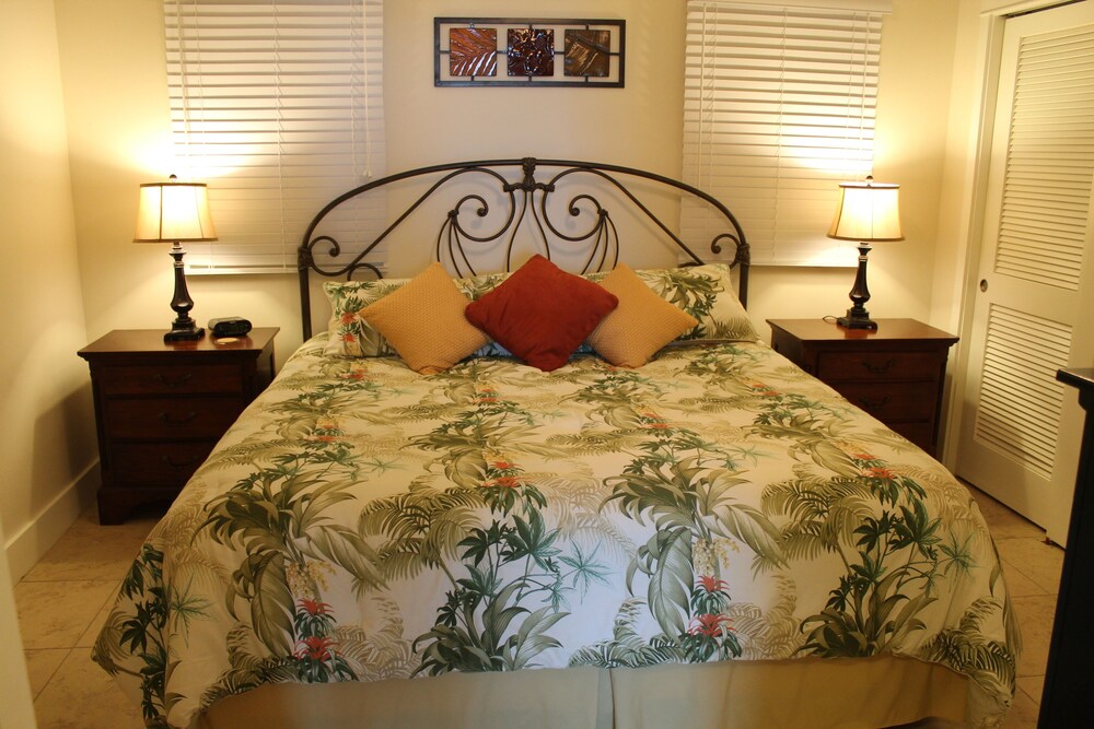 Condo, 1 Bedroom, 1 Bathroom Includes Free Seasonal Beach Service - Guestroom