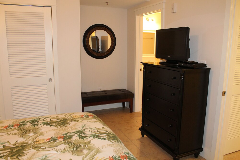 Condo, 1 Bedroom, 1 Bathroom Includes Free Seasonal Beach Service - Guestroom