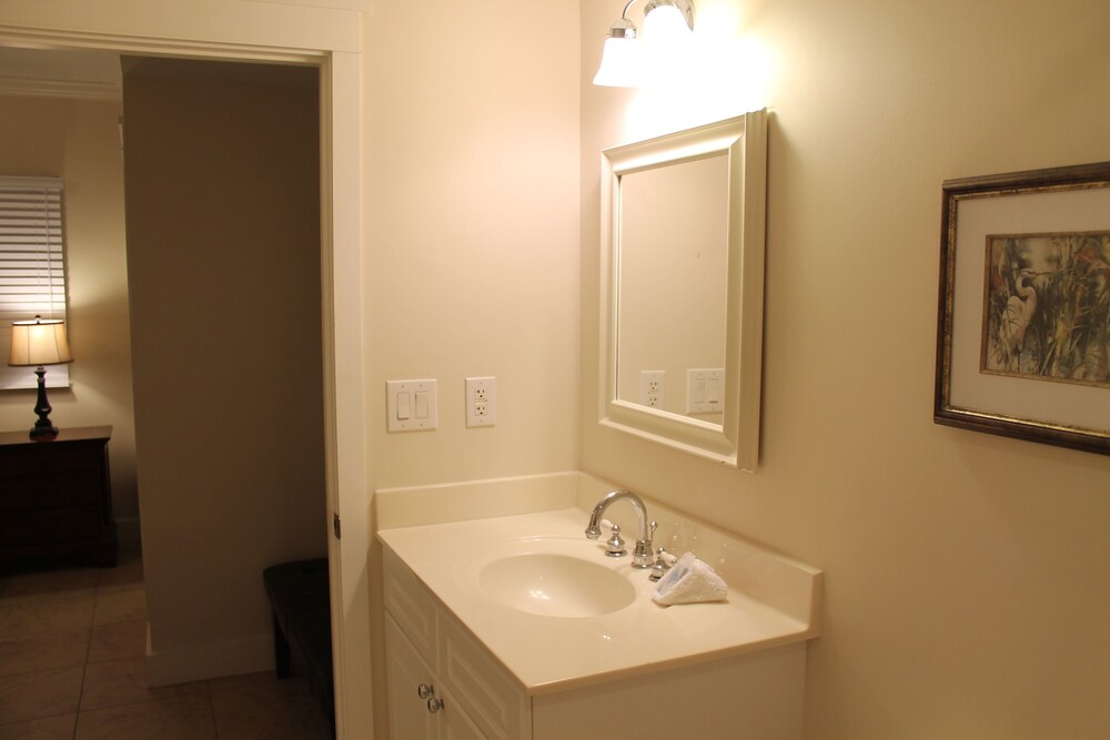 Condo, 1 Bedroom, 1 Bathroom Includes Free Seasonal Beach Service - Bathroom Sink