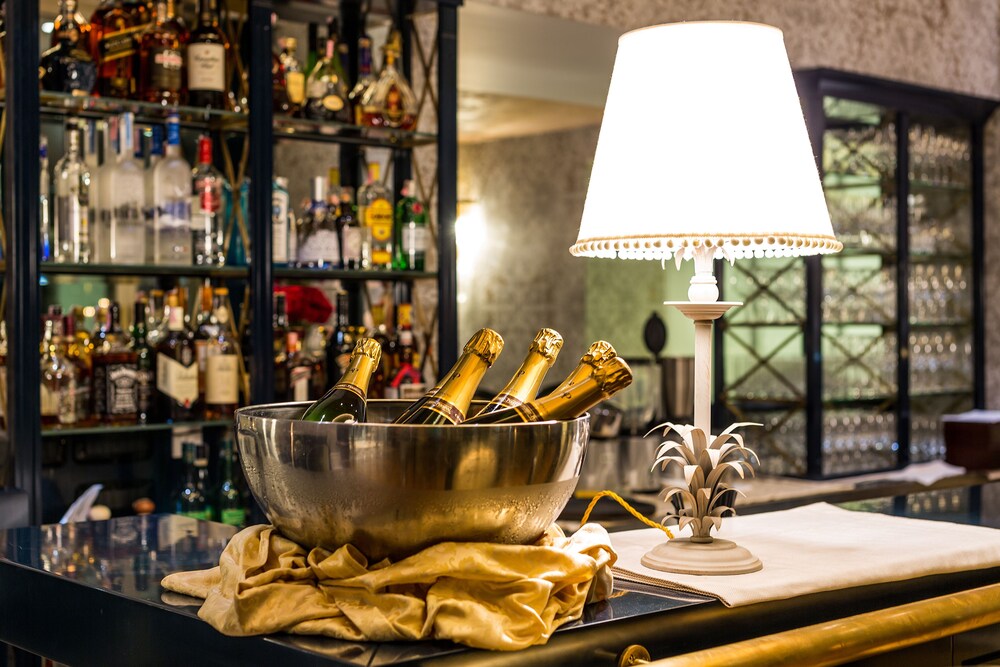 Hotel Bar