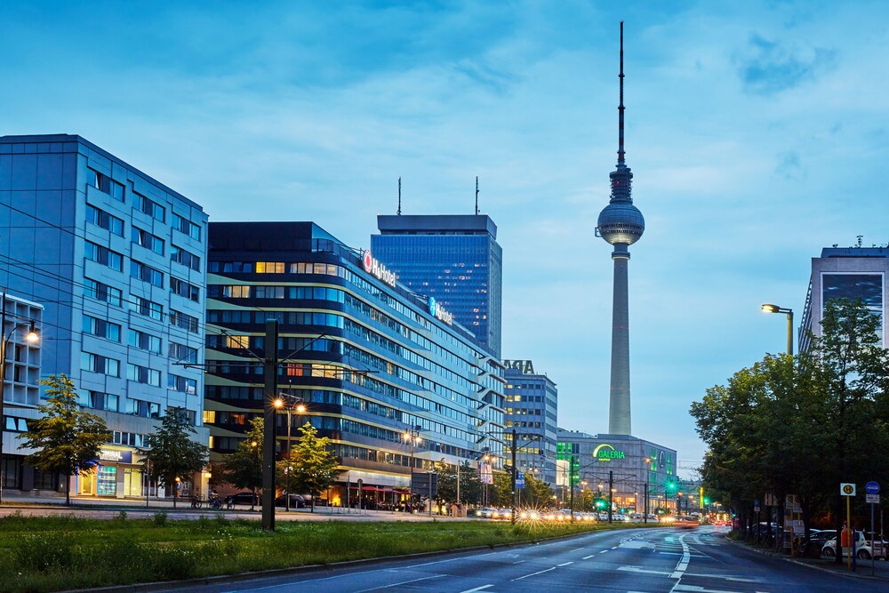 Hotelfassade am Abend/bei Nacht