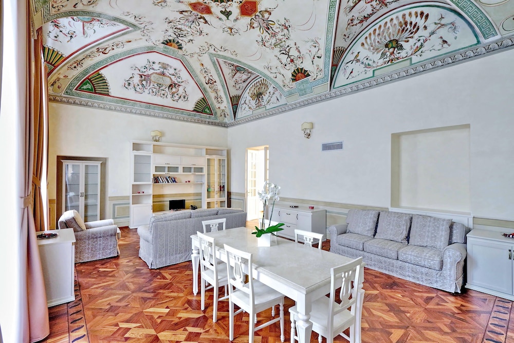 Family Apartment, 3 Bedrooms (9/B, Borgo Albizi 29) - Living Room