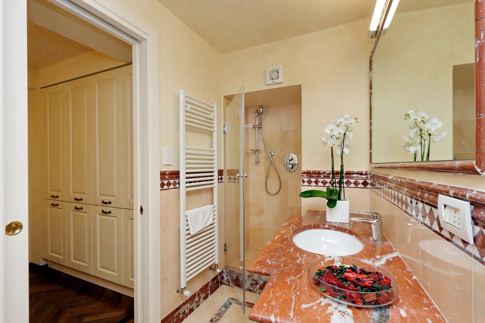 Family Apartment, 3 Bedrooms (9/B, Borgo Albizi 29) - Bathroom