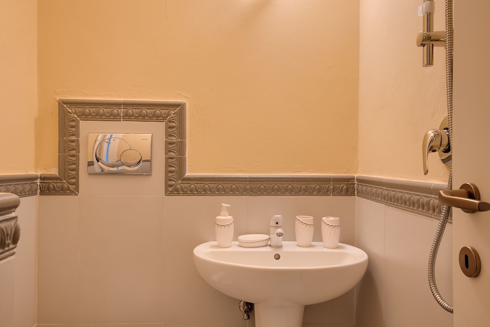 Apartment, 2 Bedrooms (Cerchi, Via dei Cerchi 7) - Bathroom